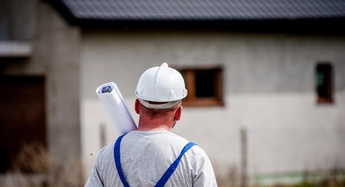 Bauabnahme unter Kotrolle von einem erfahrnen Baufachmann
